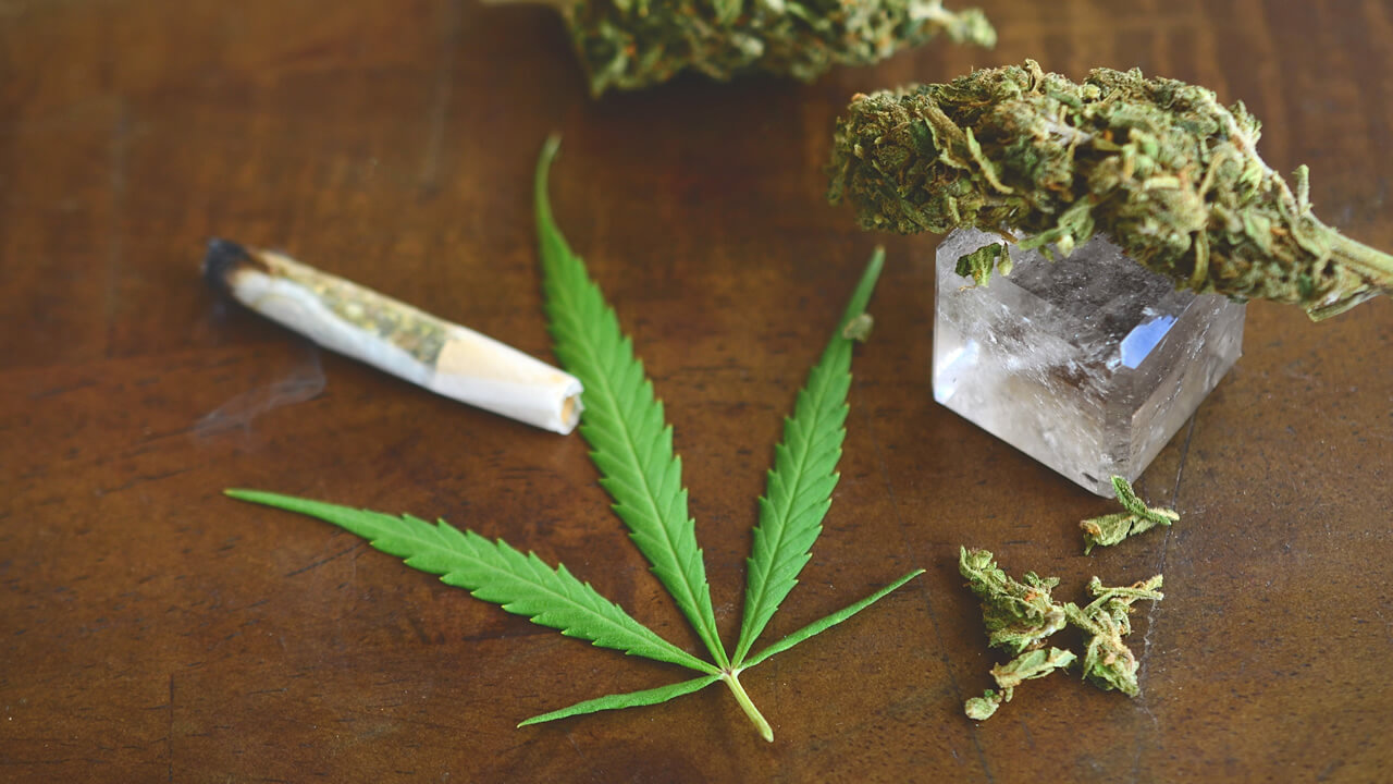 ¿Me pueden arrestar por una hoja de marihuana en Pasadena?