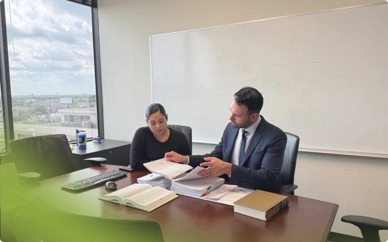 José Ceja y su equipo revisando documentos y evidencia en una sala de juntas
