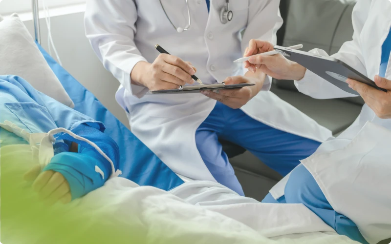 Personal médico revisando el expediente de un paciente hospitalizado