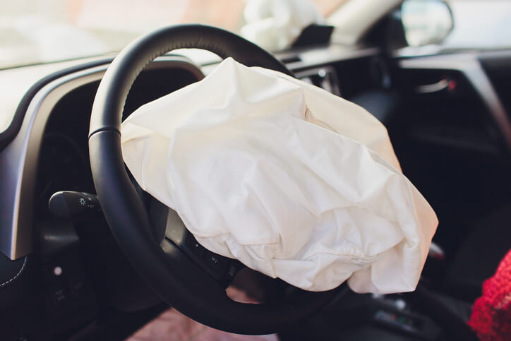 Bolsa de aire desplegada sobre el volante de un vehículo tras una colisión